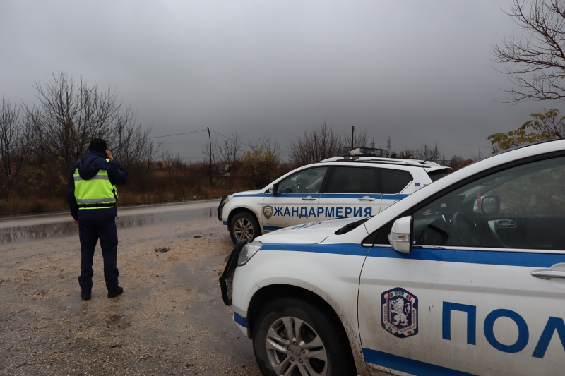 Трима са задържани в полицейския арест след мащабна акция на