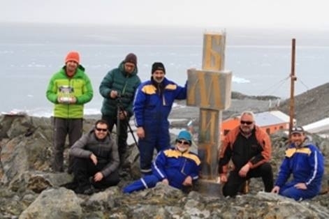 По случай националния празник 3 март българските полярници монтираха паметника