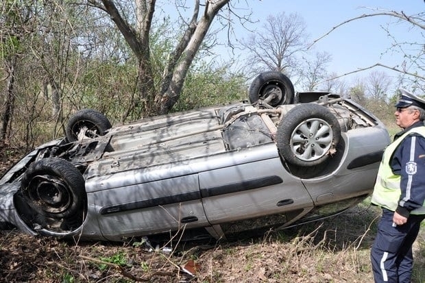 Кола се преобърна на пътя на входа на Смолян близо до