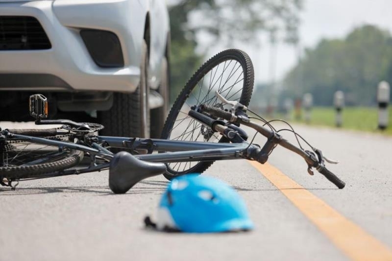 Шестнадесетгодишен велосипедист е приет с опасност за живота в Университетската