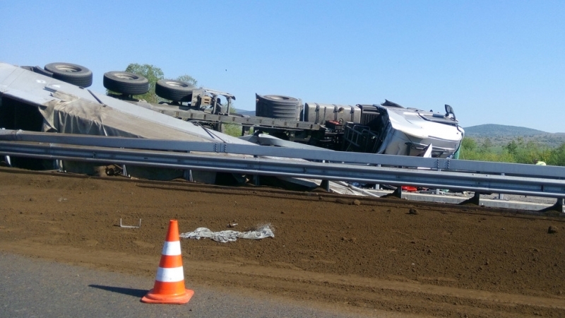 ТИР се е обърнал на магистрала Тракия на 106 километър