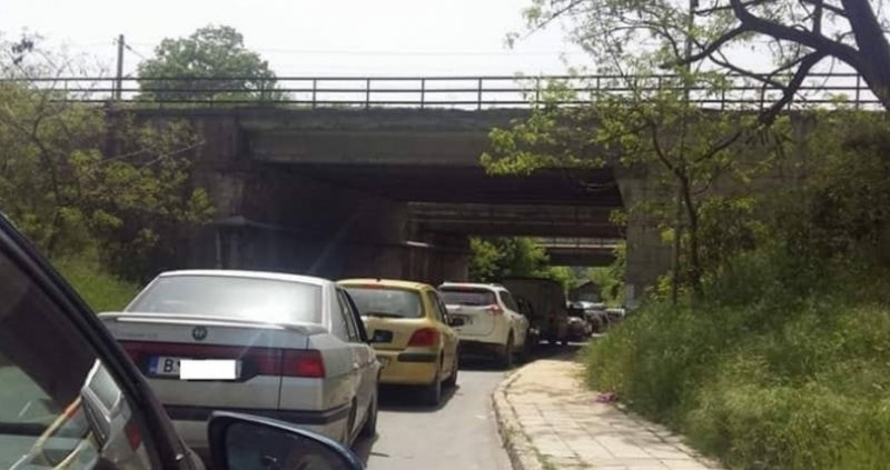 Колона от автомобили се е образувала от изхода на Кресненското