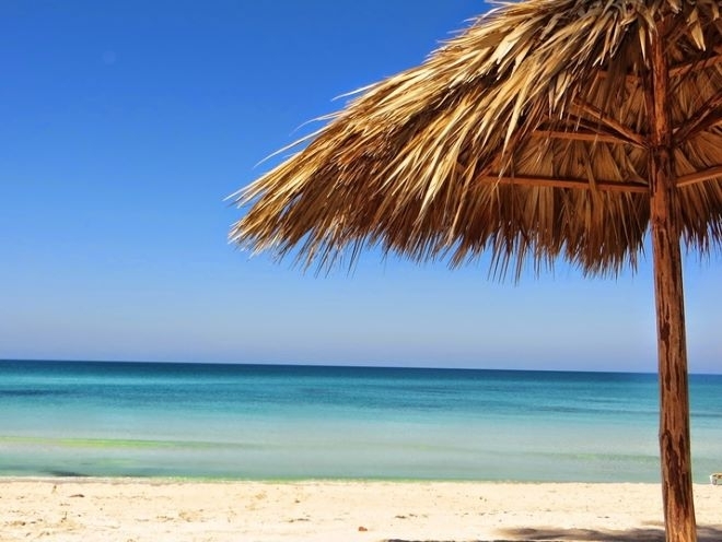 Шезлонг до шезлонга чадър до чадъра Така често изглеждат гръцките