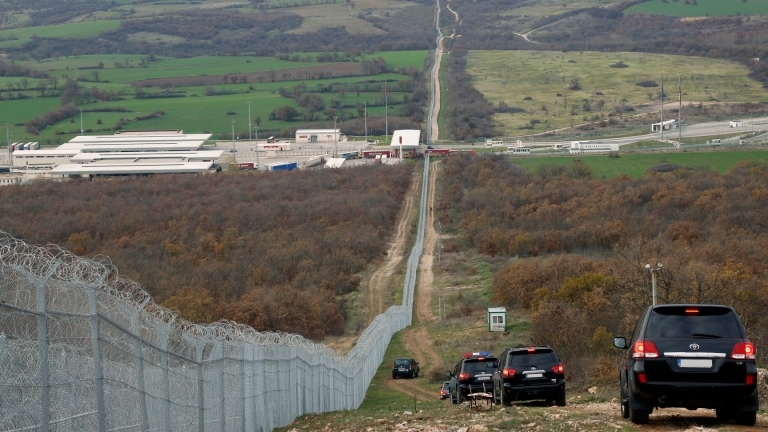 Бежанец е издъхнал на 70 метра от България съобщават медиите