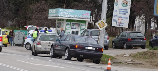 Майка с бебе пострадаха леко в Благоевград при катастрофа пред
