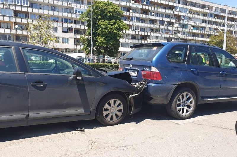 Две коли се натресоха на кръстовище в Пловдив единият шофьор