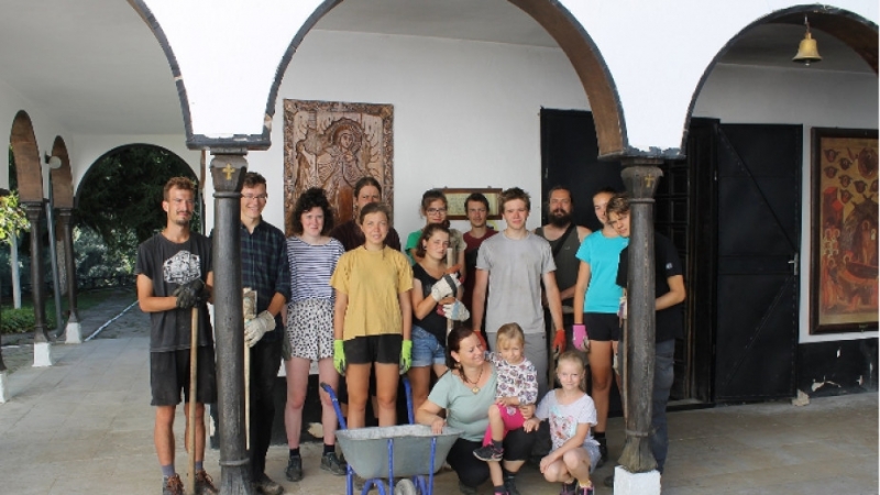 Група от 13 студенти етнолози от Чехия учещи във Варловски университет