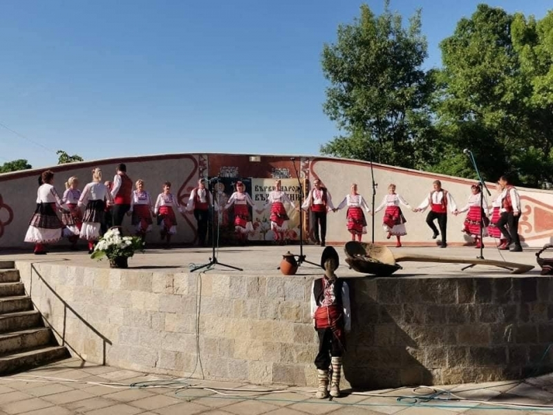 Народно веселие "Коренът на стария орех" се проведе в Оряхово /снимки/