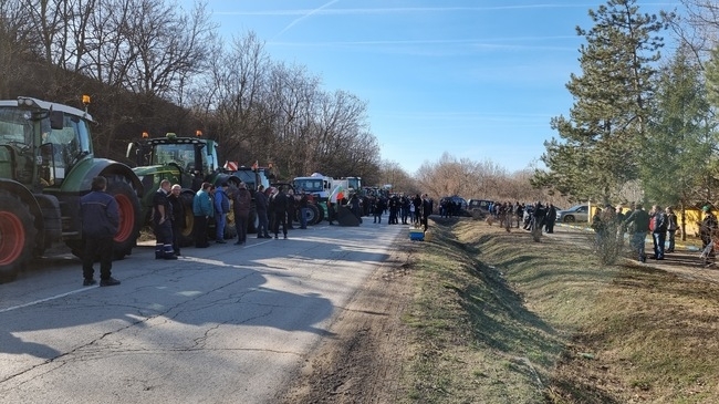 Над 100 земеделски производители от различни сектори блокираха пътя между