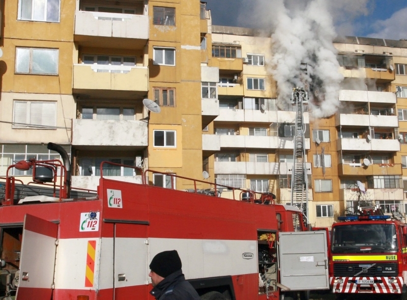 Жилищен блок пламна в квартал Огоста в Бойчиновци съобщиха от
