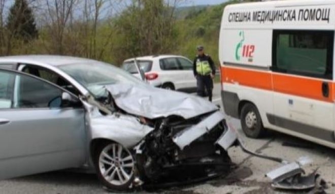 Кола навлезе в насрещното във Врачанско и се заби в