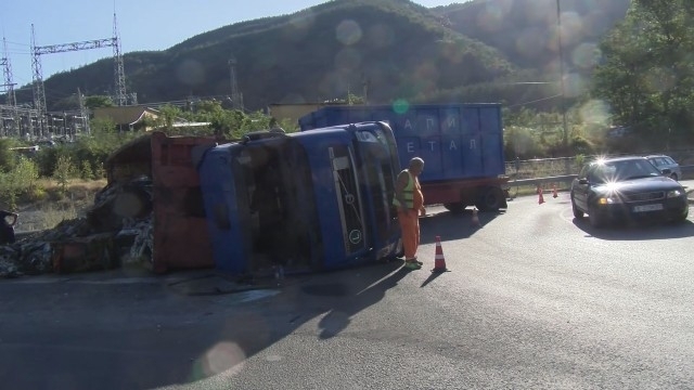 Товарен автомобил с прикачено ремарке се обърна на кръговото кръстовище