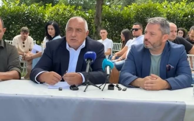 Една от основните фигури в ГЕРБ Делян Добрев напуска политиката и