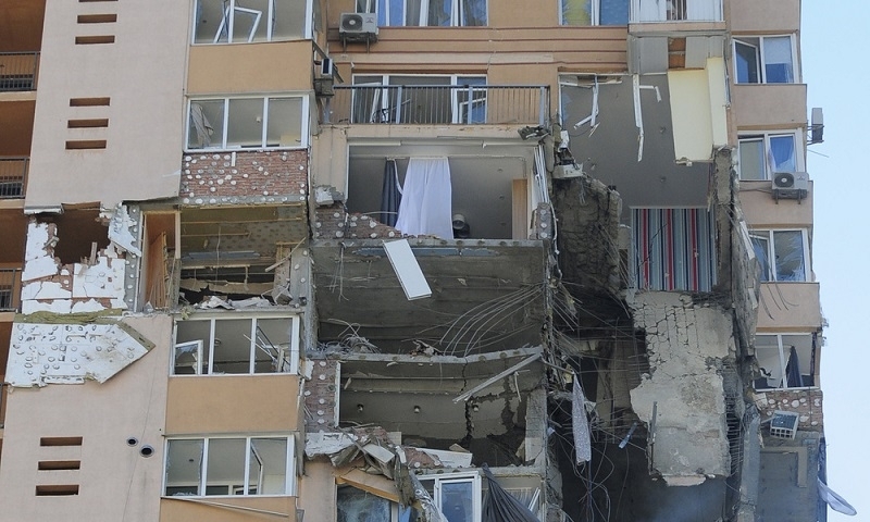 Снаряд удари 9 етажна жилищна сграда в украинския град Буча в