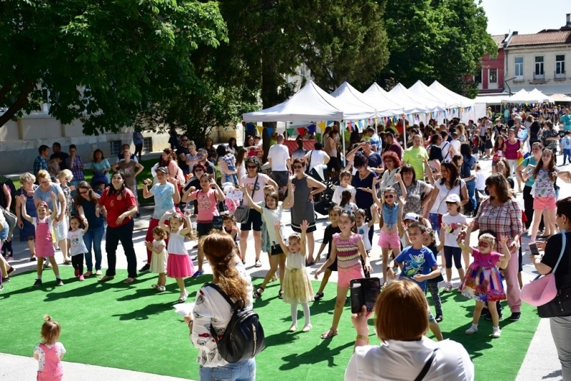 Приказни герои от любими детски филми предизвикаха бурни емоции сред