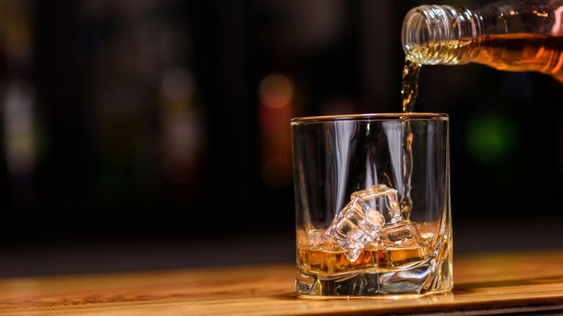 15 годишен задигна бутилка уиски от магазин във Враца съобщиха от