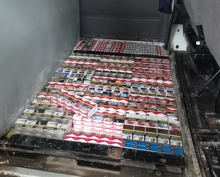 Митнически служители откриха 16 800 къса 840 кутии цигари в