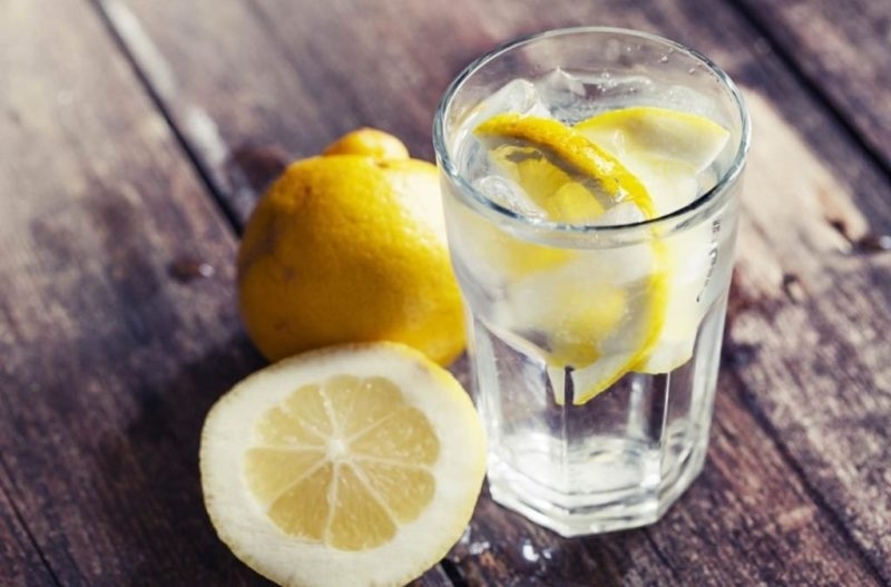 Диетолозите съветват да пием вода с лимон всяка сутрин. Ето защо:
Забавя
