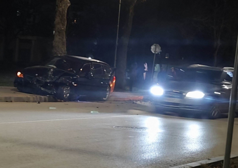 Катастрофа затруднява движението по централната улица Христо Ботев в непосредствена