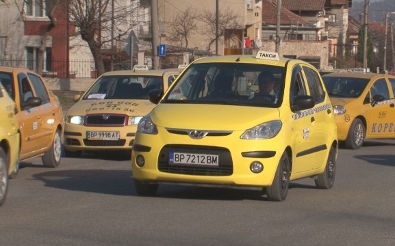 Таксиметровите шофьори във Враца поискаха увеличение на цената на услугата,