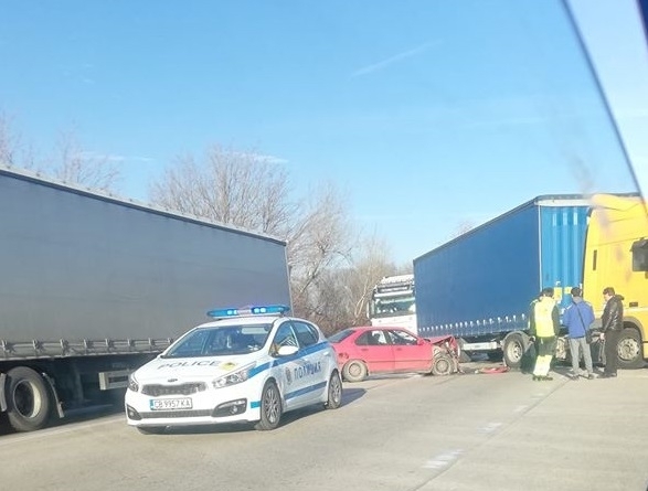 Тежка катастрофа между лек автомобил БМВ и унгарски ТИР е