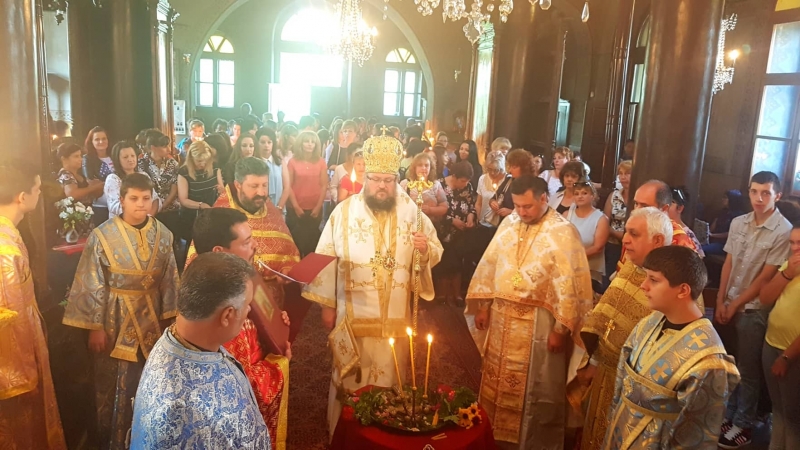 Врачанският митрополит Григорий в съслужение със свещеници от Враца днес