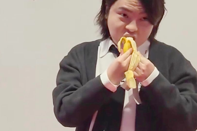 Южнокорейски студент по изкуствата който изяде банан част от прочута