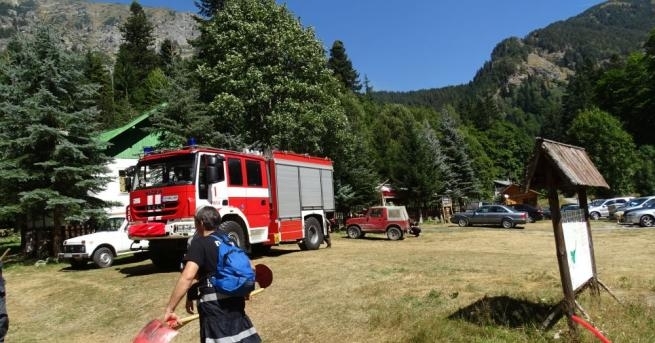 По последни данни горят 8 декара сухи треви торф дървета