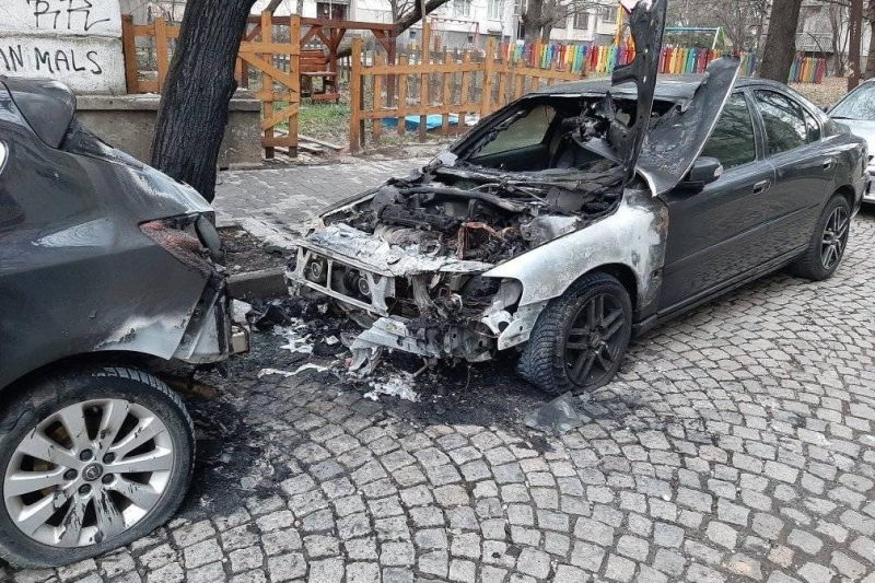 Пламнала кола вдигна огнеборци от Бяла Слатина накрак съобщиха от