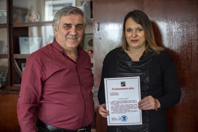 Кметът на община Мездра Иван Аспарухов връчи поздравителен адрес на