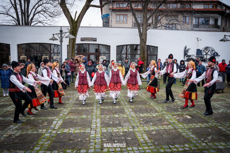 С много веселие и народни хора жители и гости на
