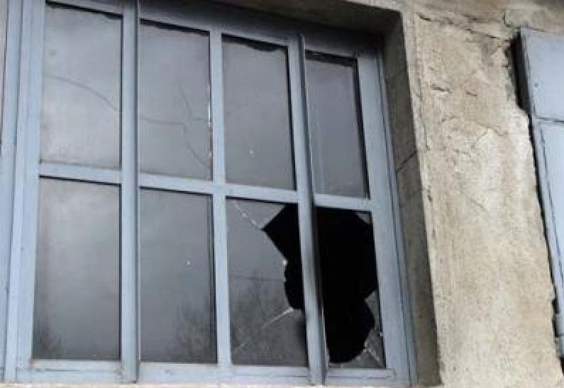 Полицаи са хванали вандал счупил прозорци на къща във врачанското