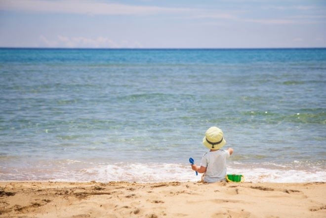 В Гърция арестуват родители оставили децата си без надзор на