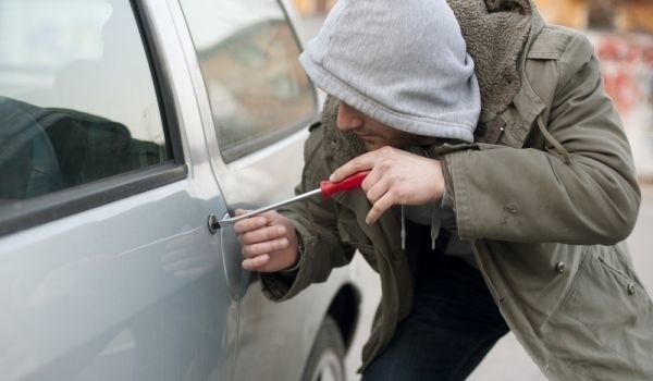 Неизвестен е откраднал вещи и пари от кола в монтанското