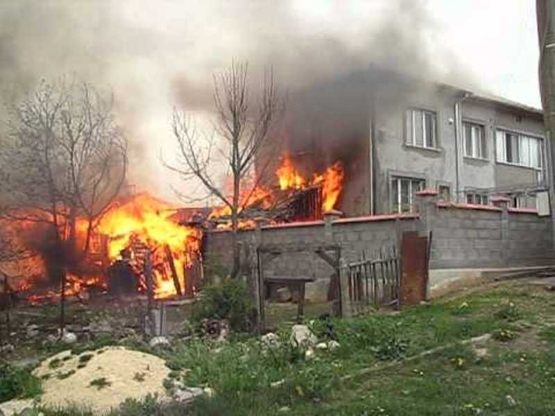 Мъж пострада след пожар в къща във Врачанско, съобщиха от
