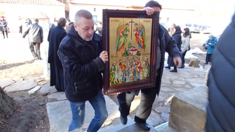 Стотици миряни докоснаха иконата на Лопушанския манастир Свети Йоан Кръстител