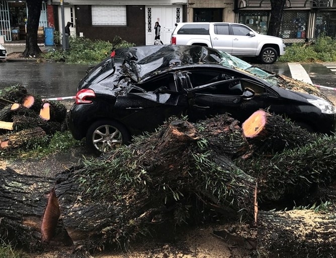 Двама души станаха жертва на силна буря, връхлетяла аржентинската столица