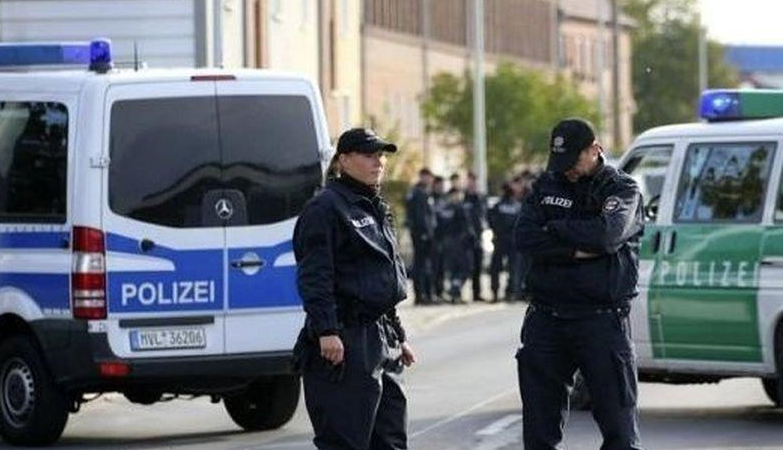 17 души пострадаха след като мъж открадна камион и блъсна осем