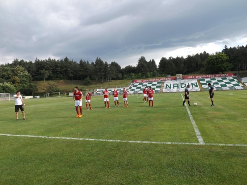 В първата контрола от предсезонната си подготовка Локомотив Мездра разгроми петия