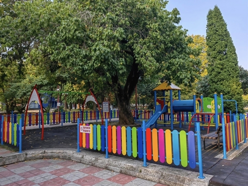 През летния сезон Община Монтана поетапно възстановява и ремонтира детските