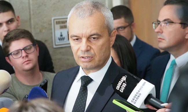 Лидерът на Възраждане Костадин Костадинов също коментира случващото се в