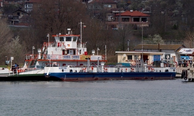 Поради критично ниското ниво на река Дунав фериботната платформа обслужваща