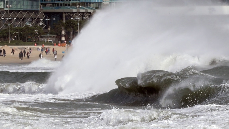 Един човек загина а над 200 полета бяха отменени в