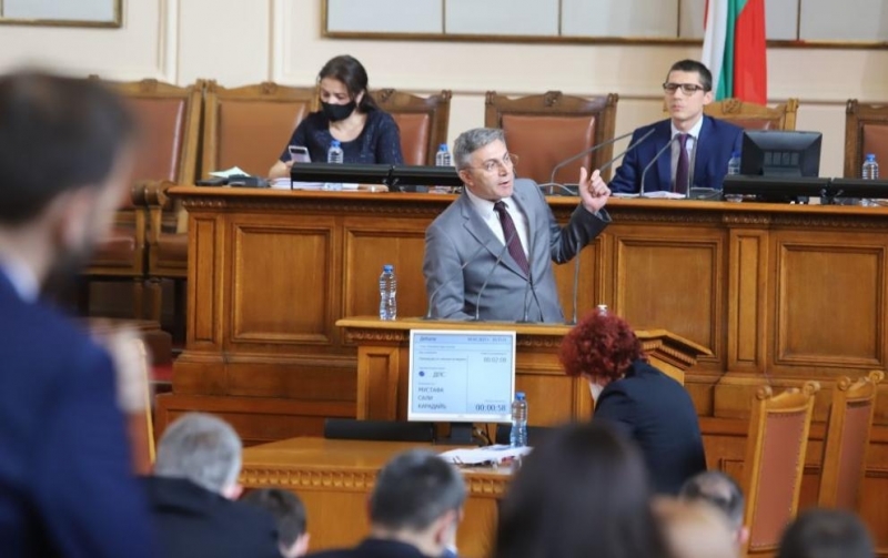 Напрежение между Асен Василев и ДПС предизвика бъдещ законопроект за