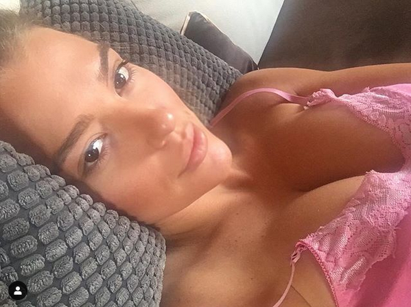 Бориса Тютюнджиева отново е сама Сексапилната брюнетка и гаджето й