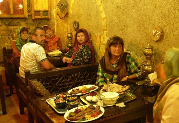 Иранската полиция затвори 547 ресторанта и кафенета в Техеран за