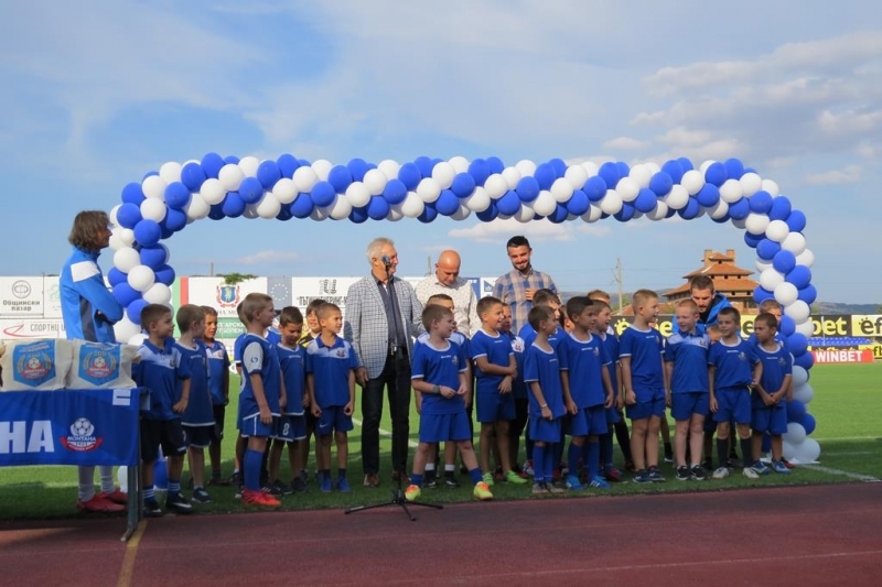 Футболисти треньори и ръководители от пет поколения бяха наградени по