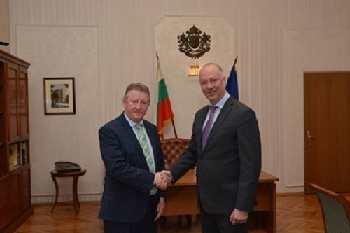 Теленор не смята да променя тарифите А1 и Виваком следят преговорите Излизането на