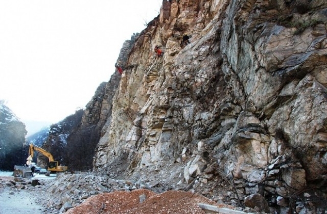 Частично бедствено положение е обявено от община Смолян заради свлачището