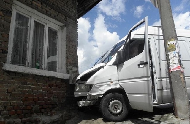 Бус се е забил в къща във Видинско след като